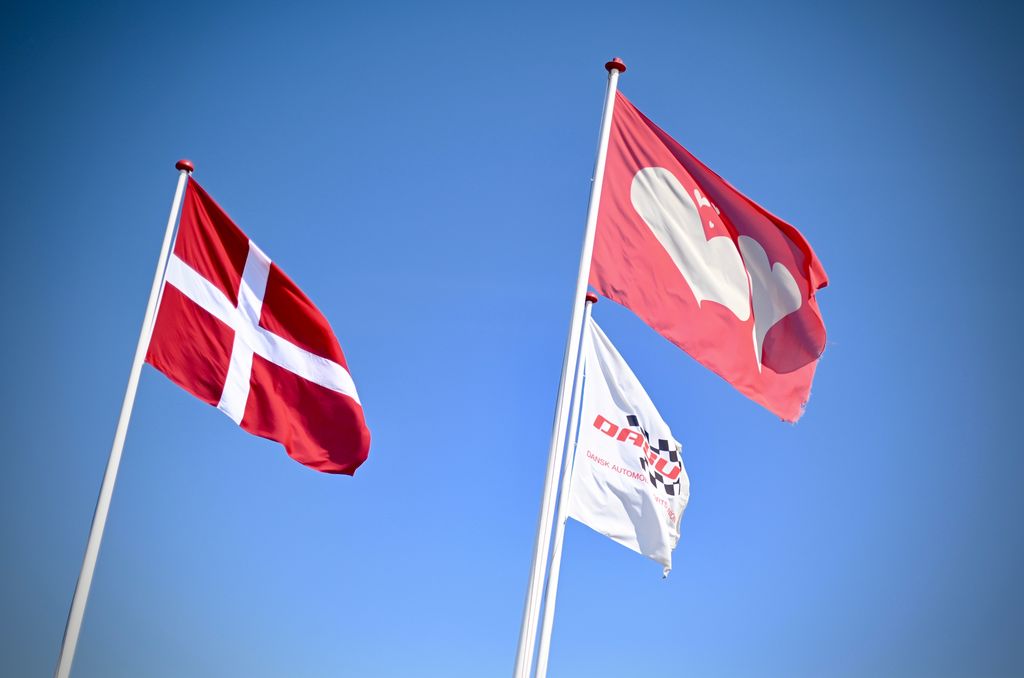 Dannebrog, DASU-flag og Lolland-Falster Lovestorm-flag vejrer over Rødby Karting-Ring
(Foto: Bo Skovfoged)